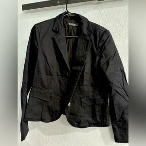 Women’s black blazer in L